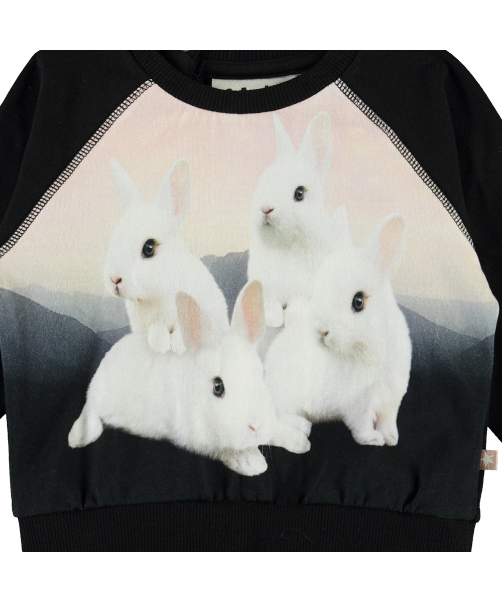 Elsa - White Bunnies - Ekologisk svart tröja med kaniner