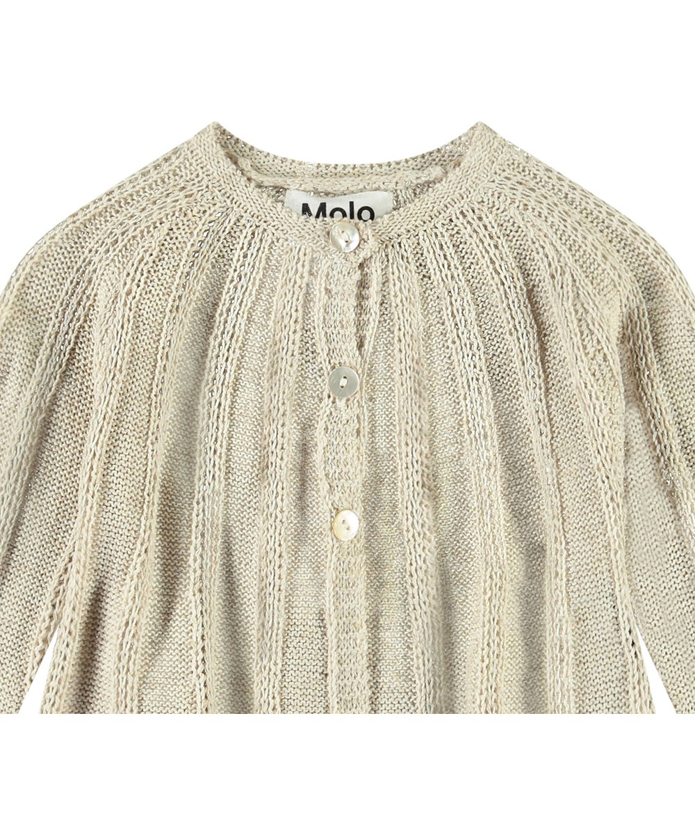 Grit - Sand Melange - Beige randig kofta för baby. Härligt randigt mönster och lös A-linjeform.