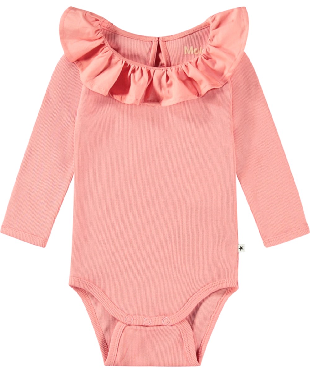 Faye - Flamingo Plume - Coral-coloured long-sleeved baby bodysuit in ribbed organic cotton with a poplin collar and press studs at the back and between the legs.