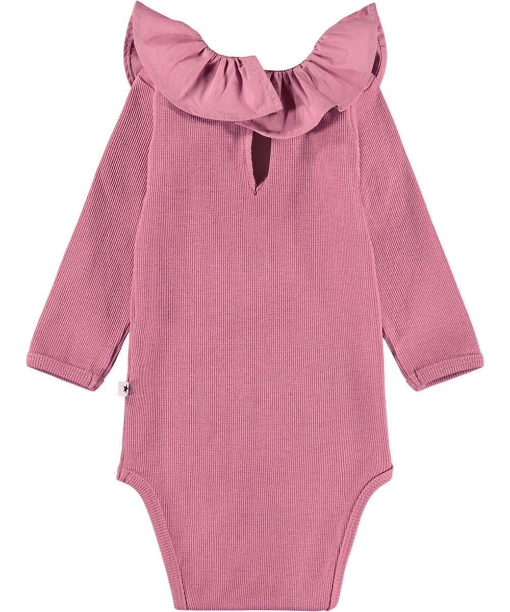 Faye - Fox Glove - Light burgundy long-sleeved bodysuit for the little ones made of ribbed organic cotton with a large collar.