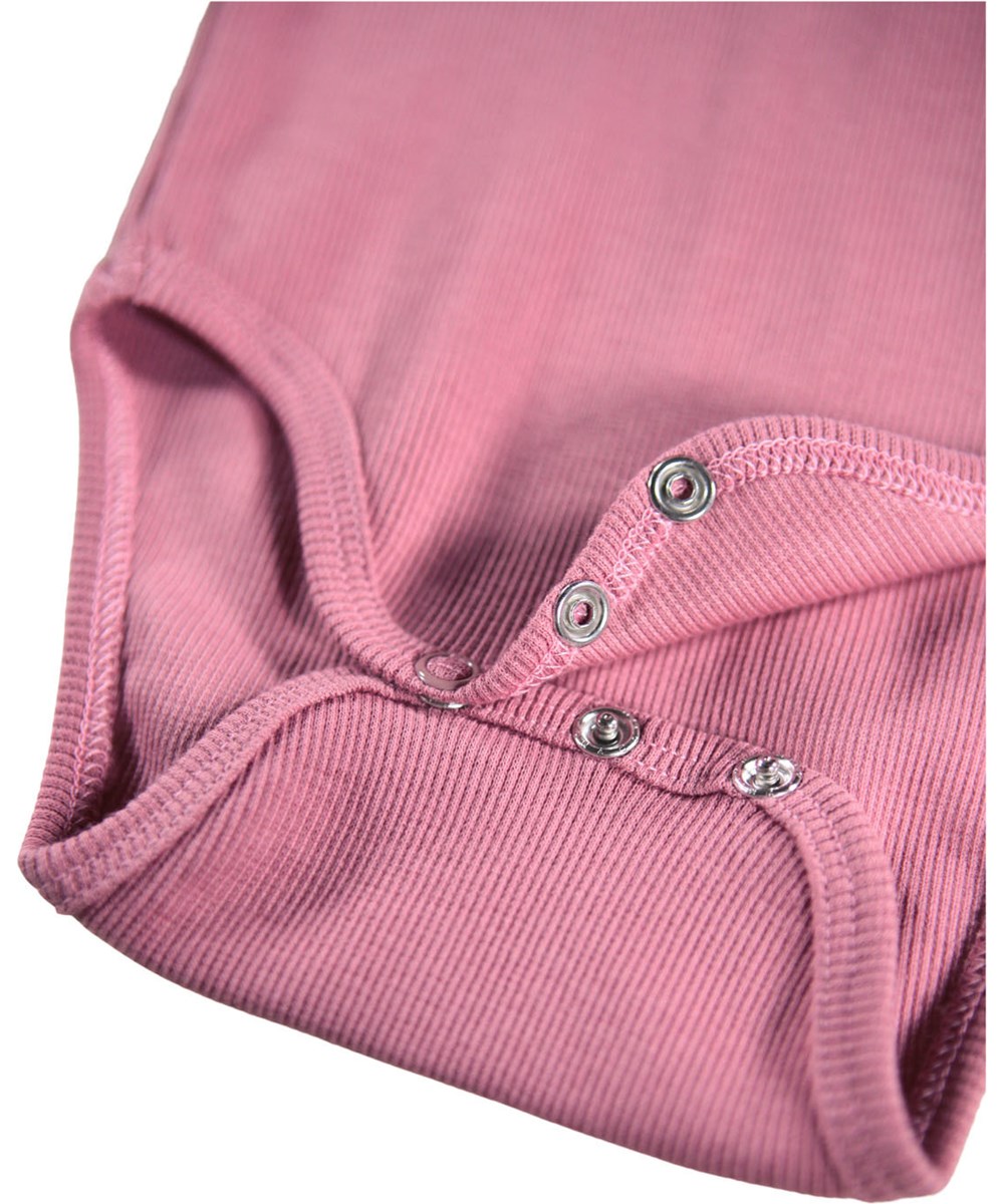 Faye - Fox Glove - Light burgundy long-sleeved bodysuit for the little ones made of ribbed organic cotton with a large collar.