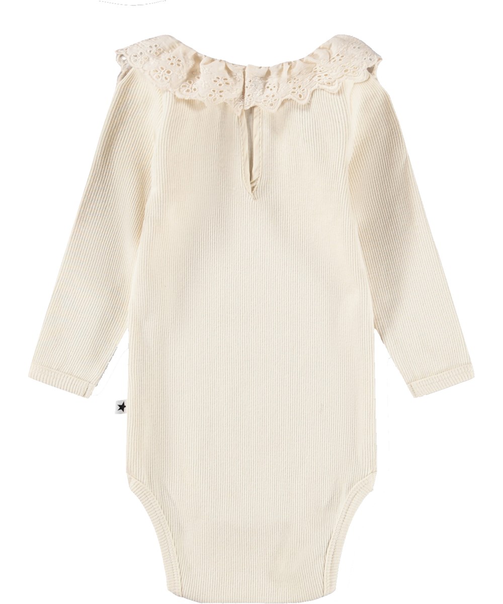 Faye - Summer Sand - White, long-sleeved bodysuit for the little ones made of organic cotton rib with a ruffle collar