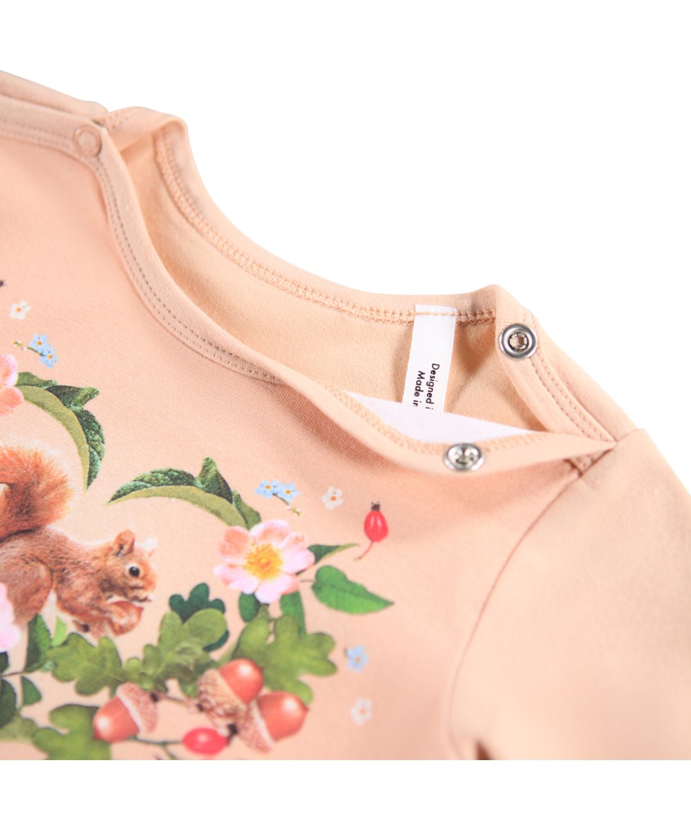 Foss - Squirrel Heart - Rose long-sleeved bodysuit for the little ones made of organic cotton with a print of a squirrel and plants.