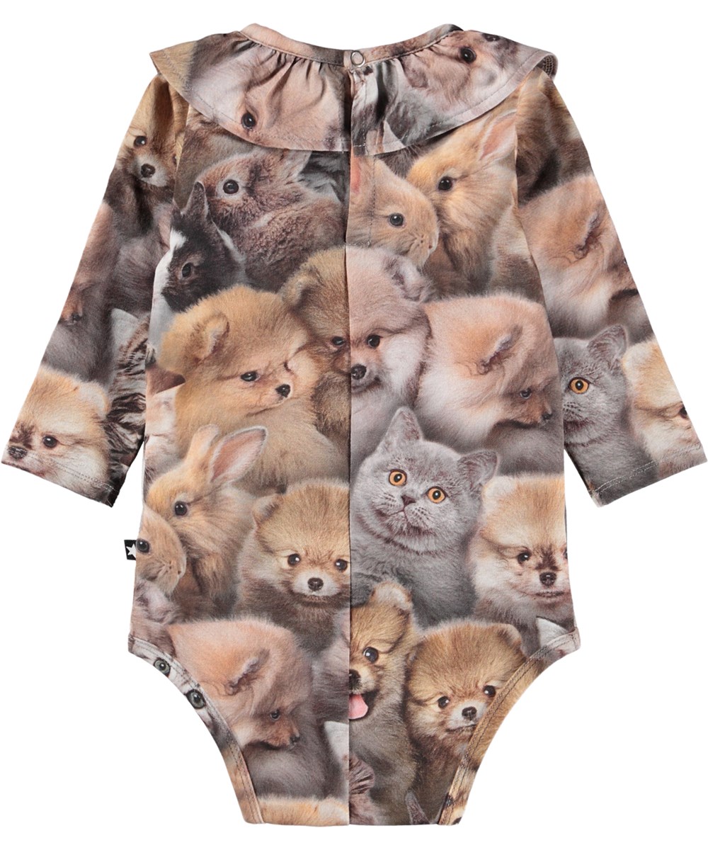 Freya - Fuzzy Fluffy - Bodysuit for the little ones made of organic cotton. It has ruffle edge and long sleeves. This bodysuit has a print of cute animals.