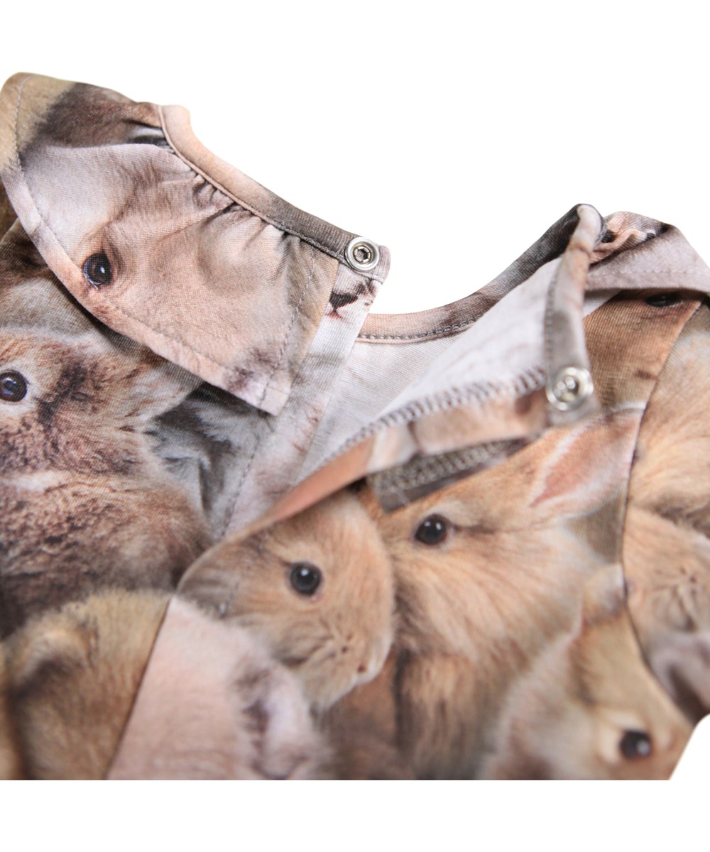 Freya - Fuzzy Fluffy - Bodysuit for the little ones made of organic cotton. It has ruffle edge and long sleeves. This bodysuit has a print of cute animals.