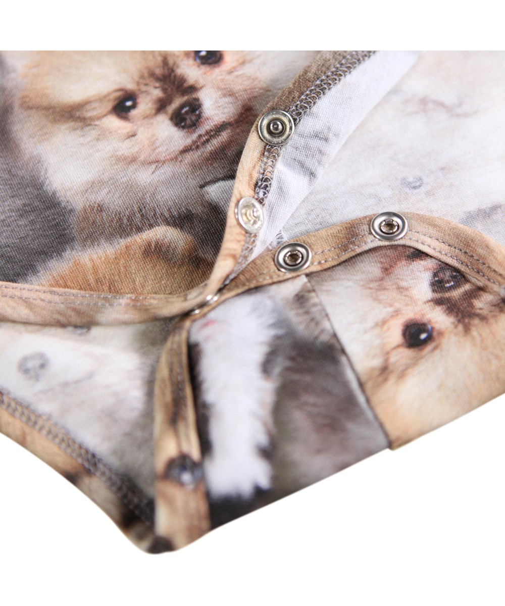 Freya - Fuzzy Fluffy - Bodysuit for the little ones made of organic cotton. It has ruffle edge and long sleeves. This bodysuit has a print of cute animals.