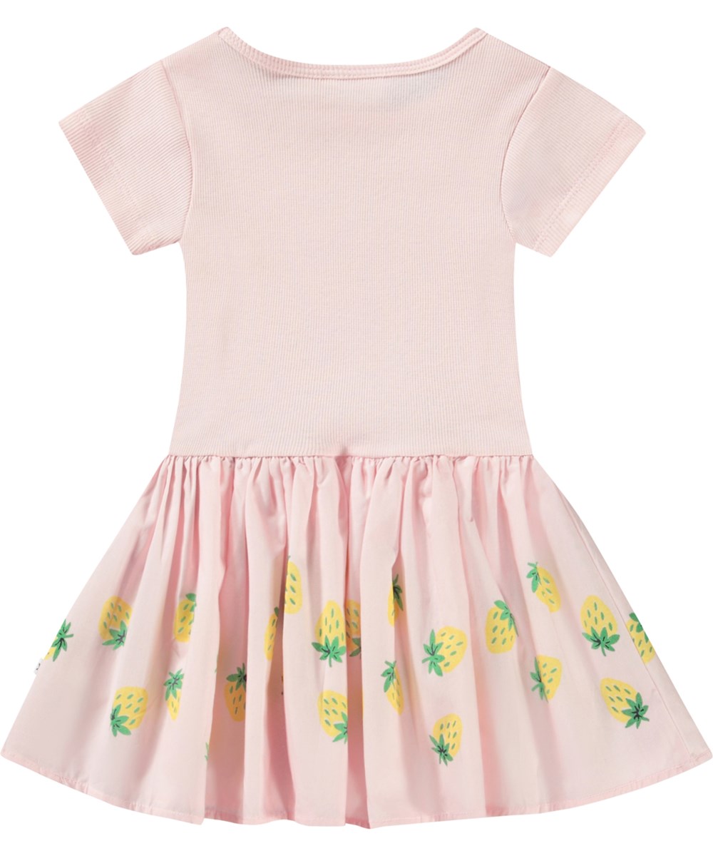 Carin - Bouncy Berries - Dress for baby in organic cotton. The dress is pink with a print of yellow strawberries.