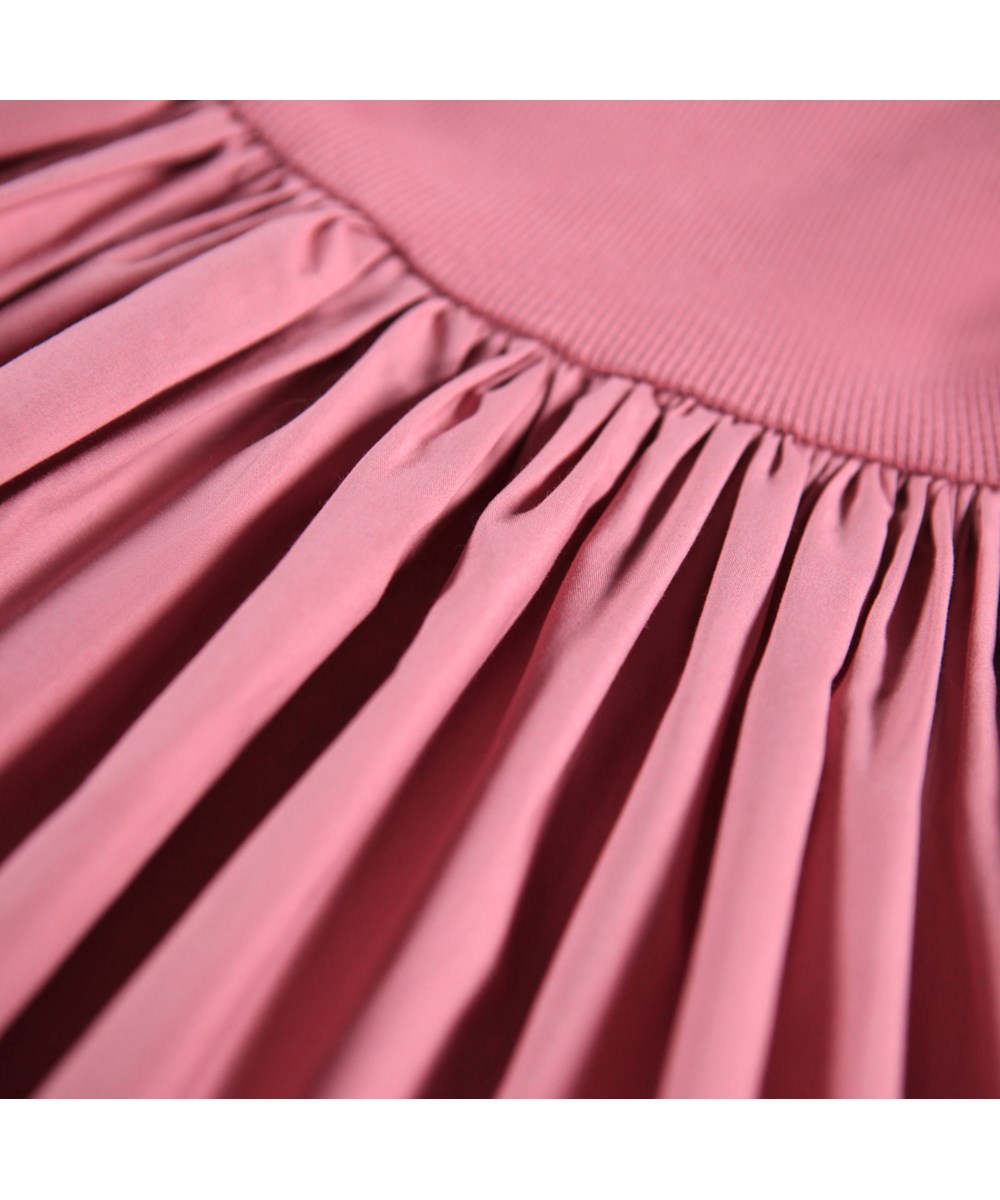 Crystala - Fox Glove - Light bordeaux poplin dress for the little ones made of organic cotton. The top is in rib jersey and the collar and skirt in poplin.