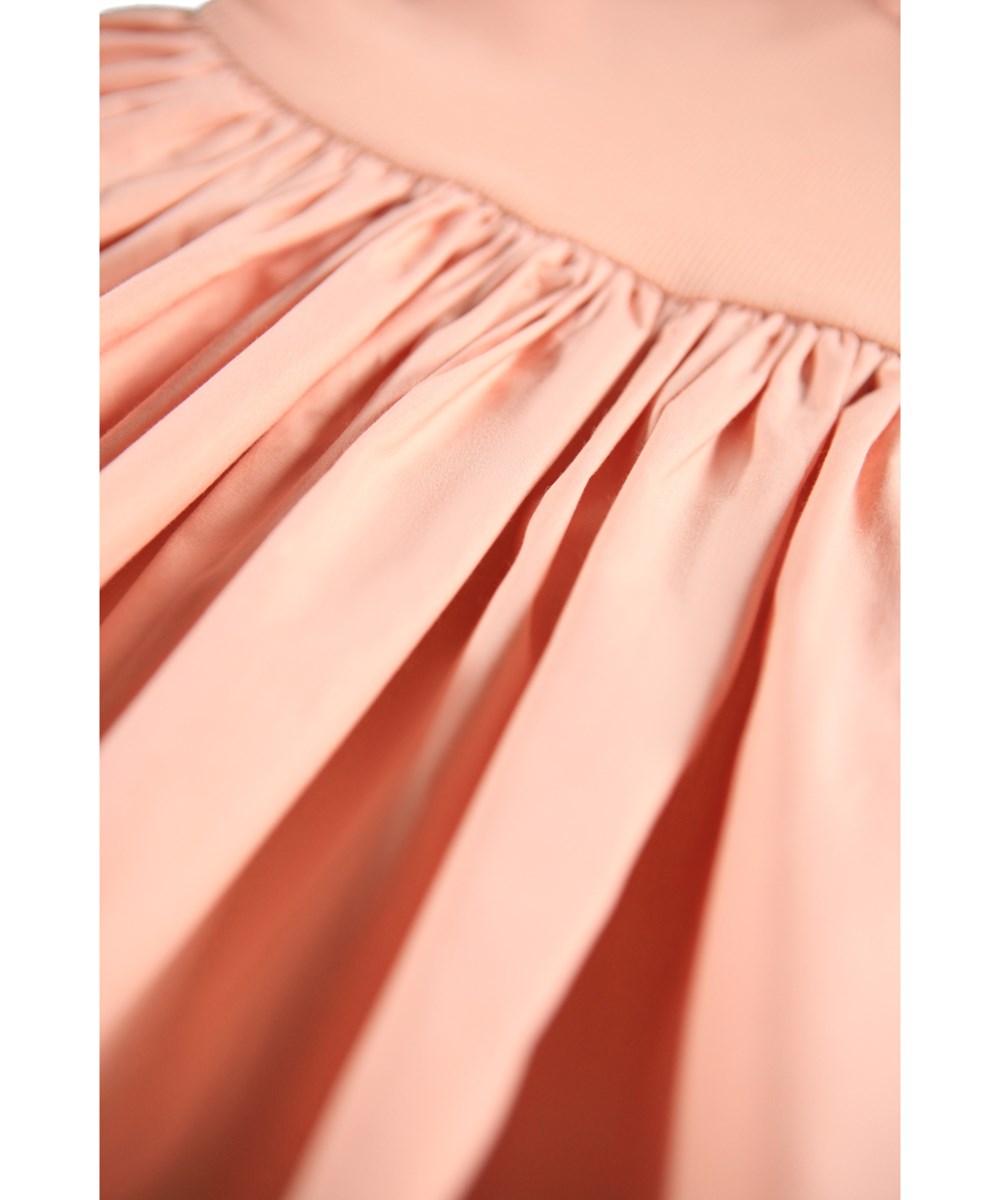 Crystala - Rose Cloud - Rose poplin dress for the little ones made of organic cotton. The top is in rib jersey and the collar and skirt in poplin.