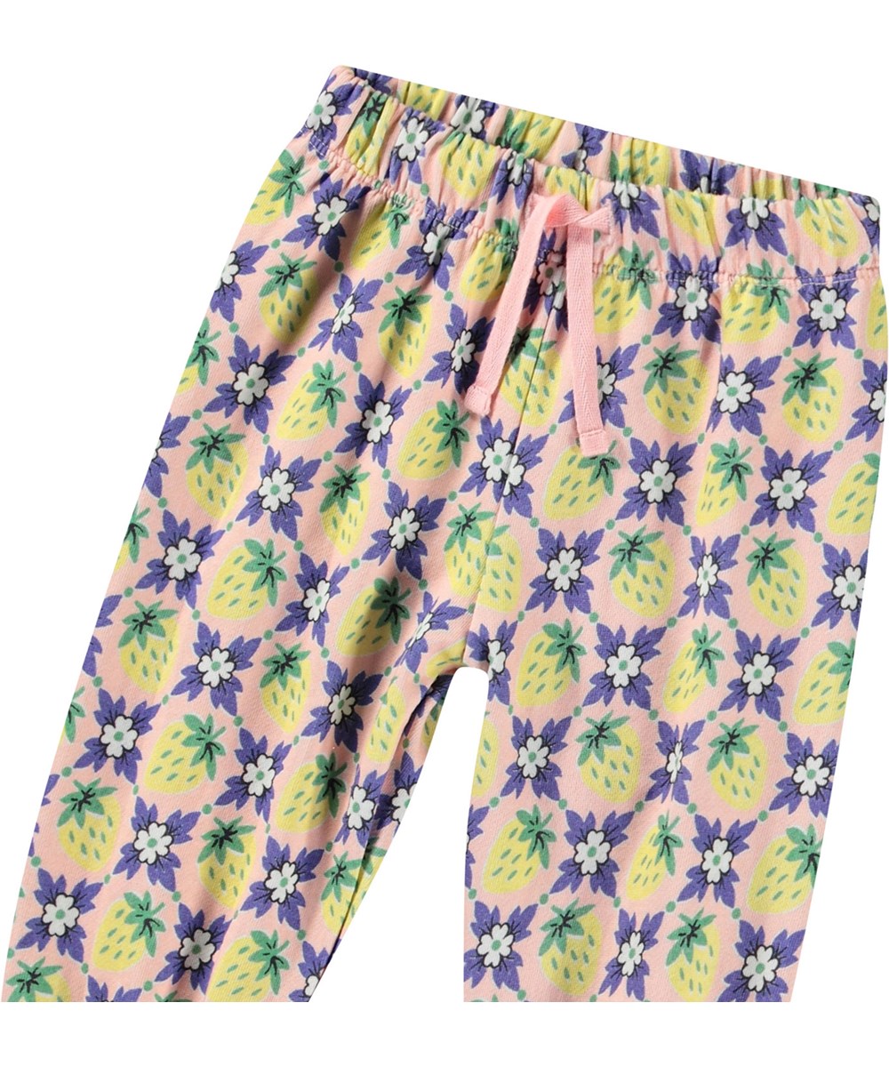 Simeon - Vintage Berries - Soft pants in organic cotton for baby. The pants feature a print of strawberries and flowers.