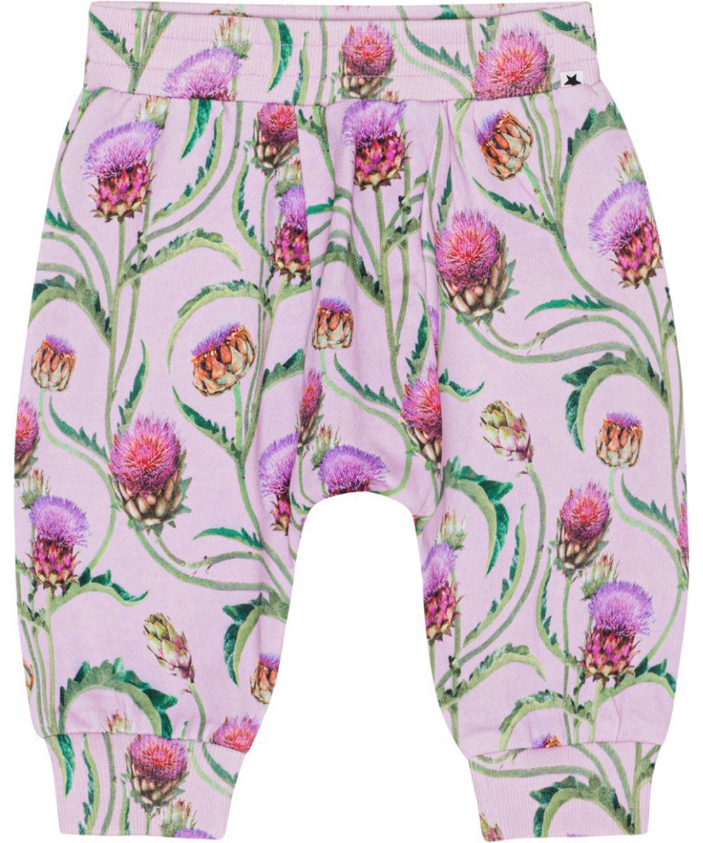 Sona - Artichoke Mini - Purple jersey trousers for small children in a soft cotton with a print of beautiful artichoke flowers in shades of purple, red and green 