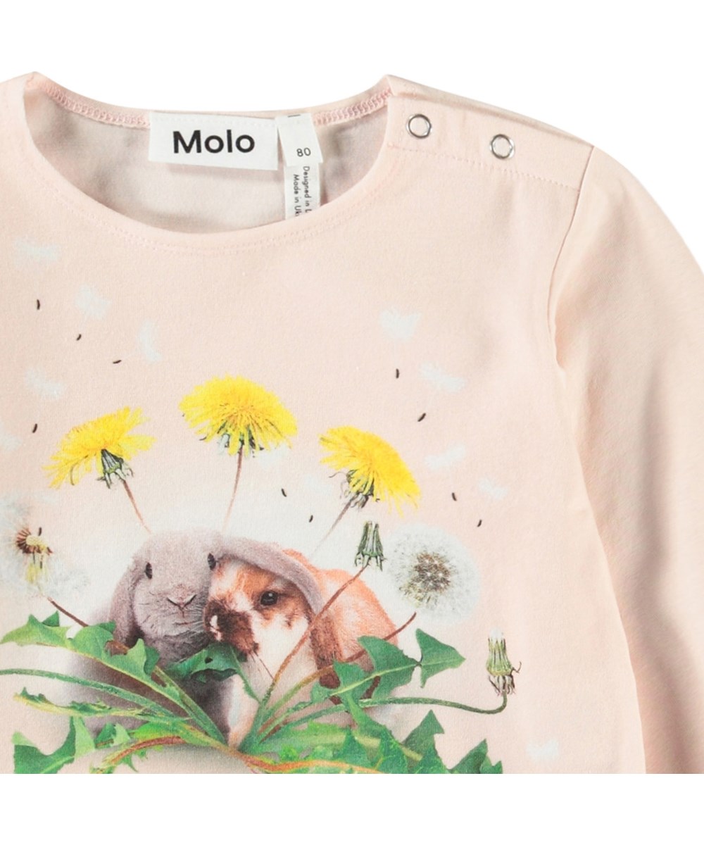 Elina - Rabbit Friends - Long-sleeved top in organic cotton for baby. The top is pink with a front print of rabbits and dandelions.