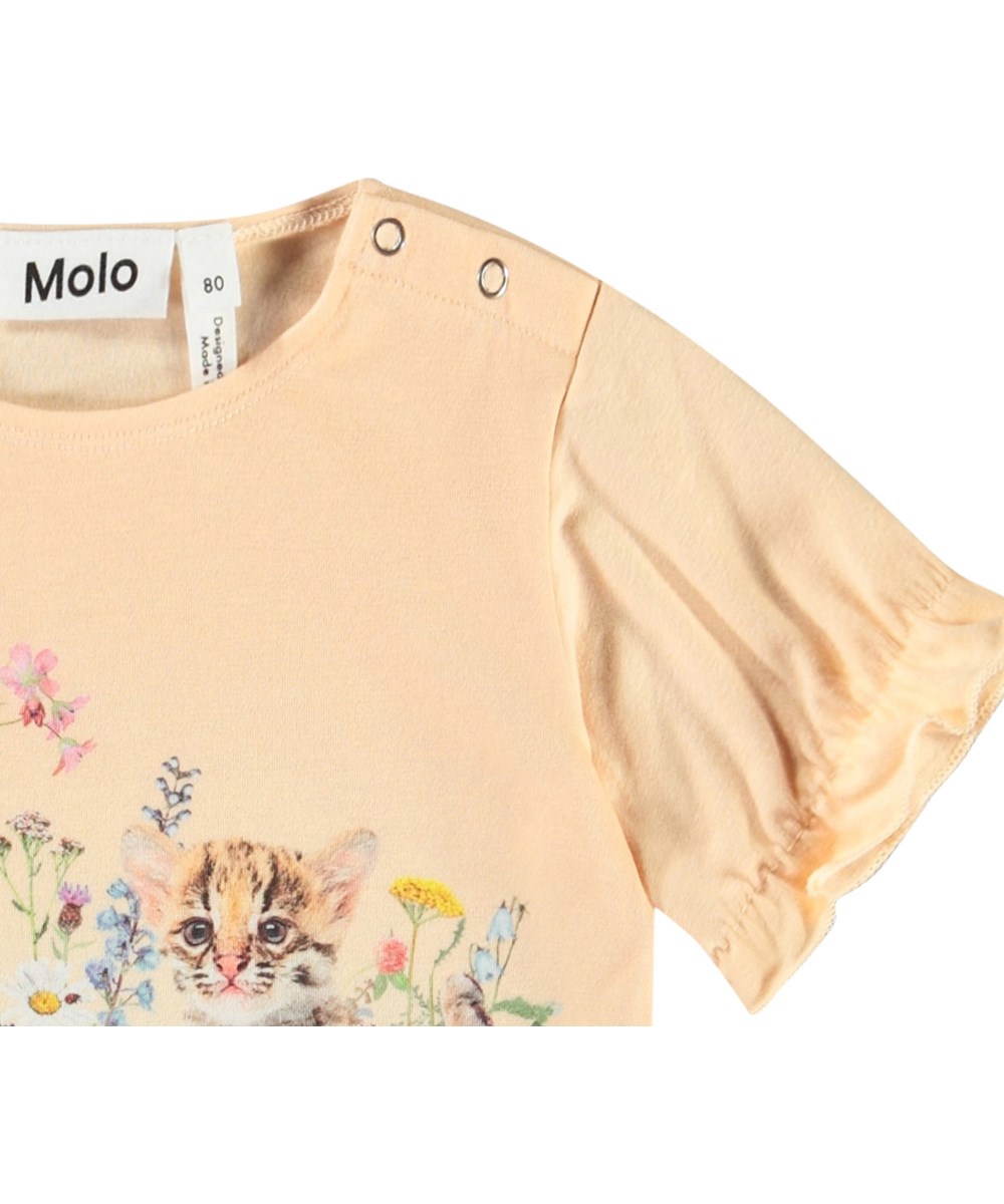 Eline - Cubs Friends - T-shirt with ruffle details in organic cotton for baby. The t-shirt is peach-coloured with a print of animal babies in a flower bed.