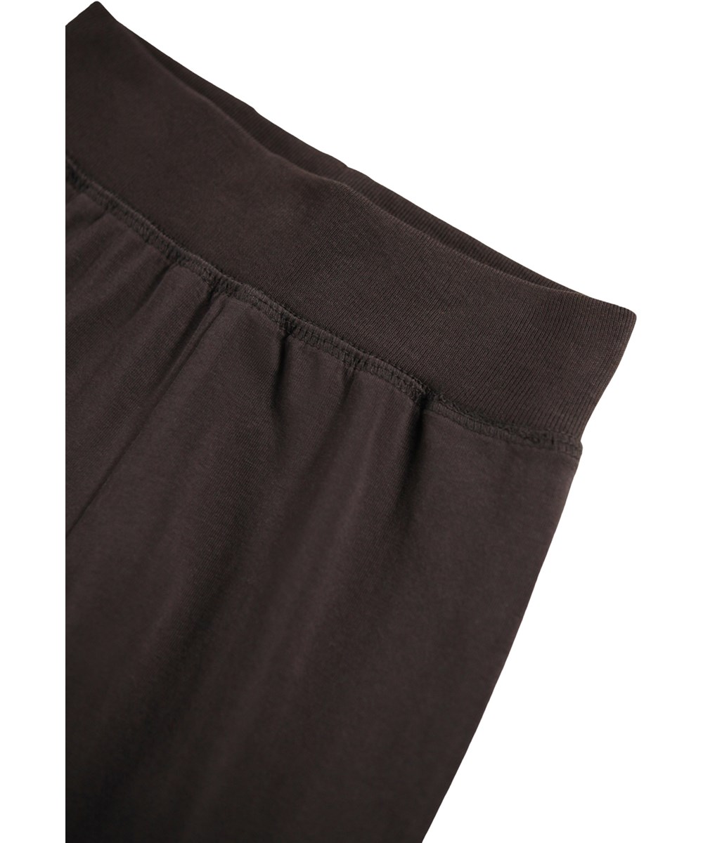 Sammy - Dark Cocoa - Bruine broek voor de kleintjes gemaakt van biologisch katoen.
