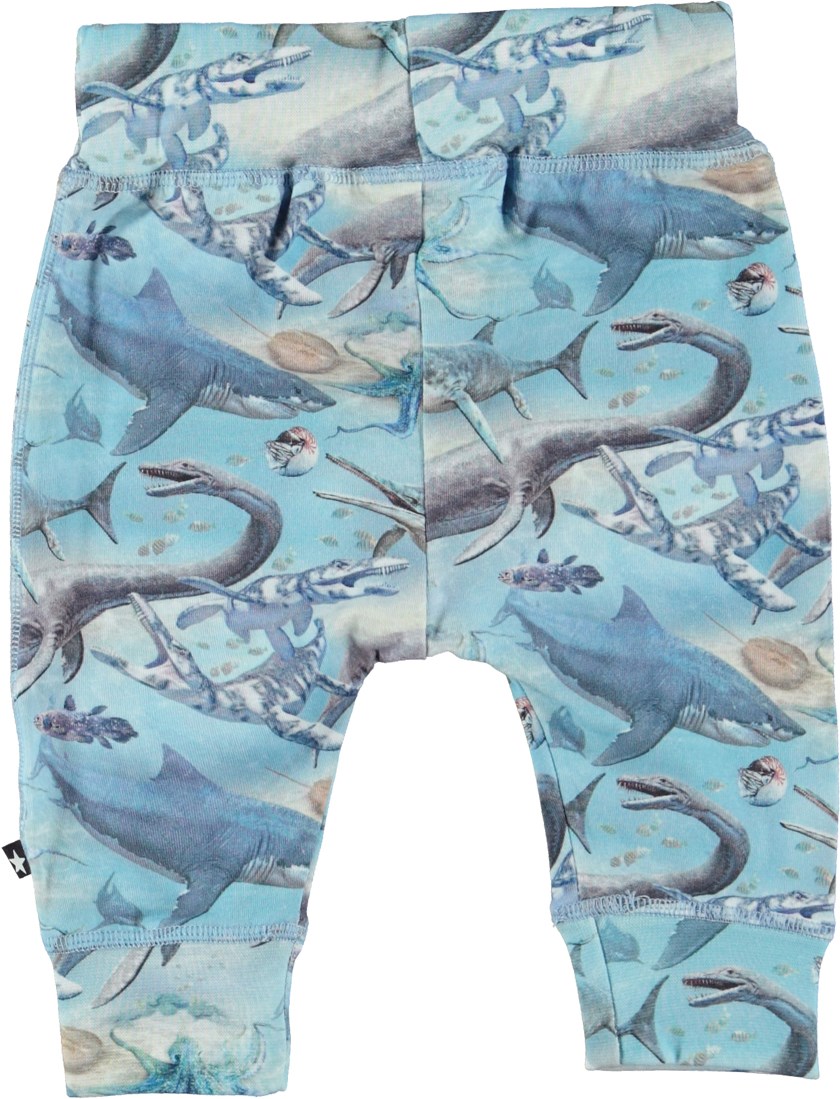 Sammy - Ancient Ocean - Blaue Babyhose aus Öko-Baumwolle mit einem Aufdruck von Meerestieren
