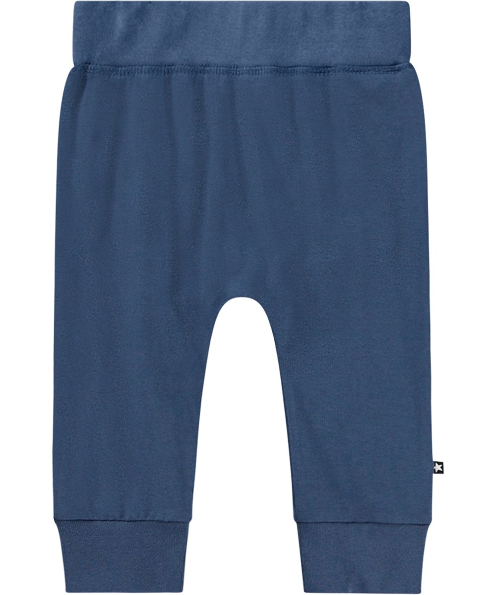 Sammy - Calm Fjord - Weiche Öko-Baumwoll-Jersey-Hose in staubigem Blau mit breitem elastischem rippbund.