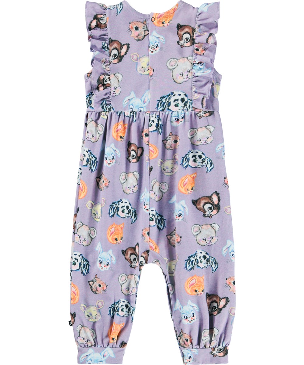 Fallon - Itty Bitty - Lila Strampler für die Kleinsten aus weicher Öko-Baumwolle ohne Ärmel und mit einem Druck von bunten Cartoon-Tieren.