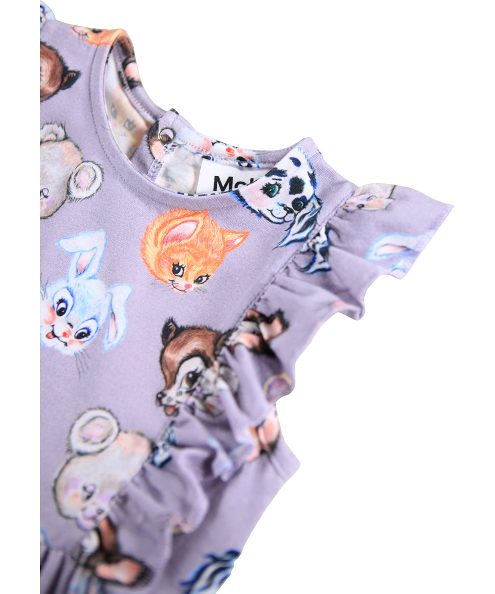 Fallon - Itty Bitty - Lila Strampler für die Kleinsten aus weicher Öko-Baumwolle ohne Ärmel und mit einem Druck von bunten Cartoon-Tieren.