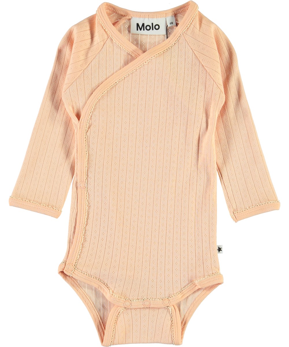 Faye - Pacific Coral - Ökologischer Korall Baby Body mit schrägem Verschluss