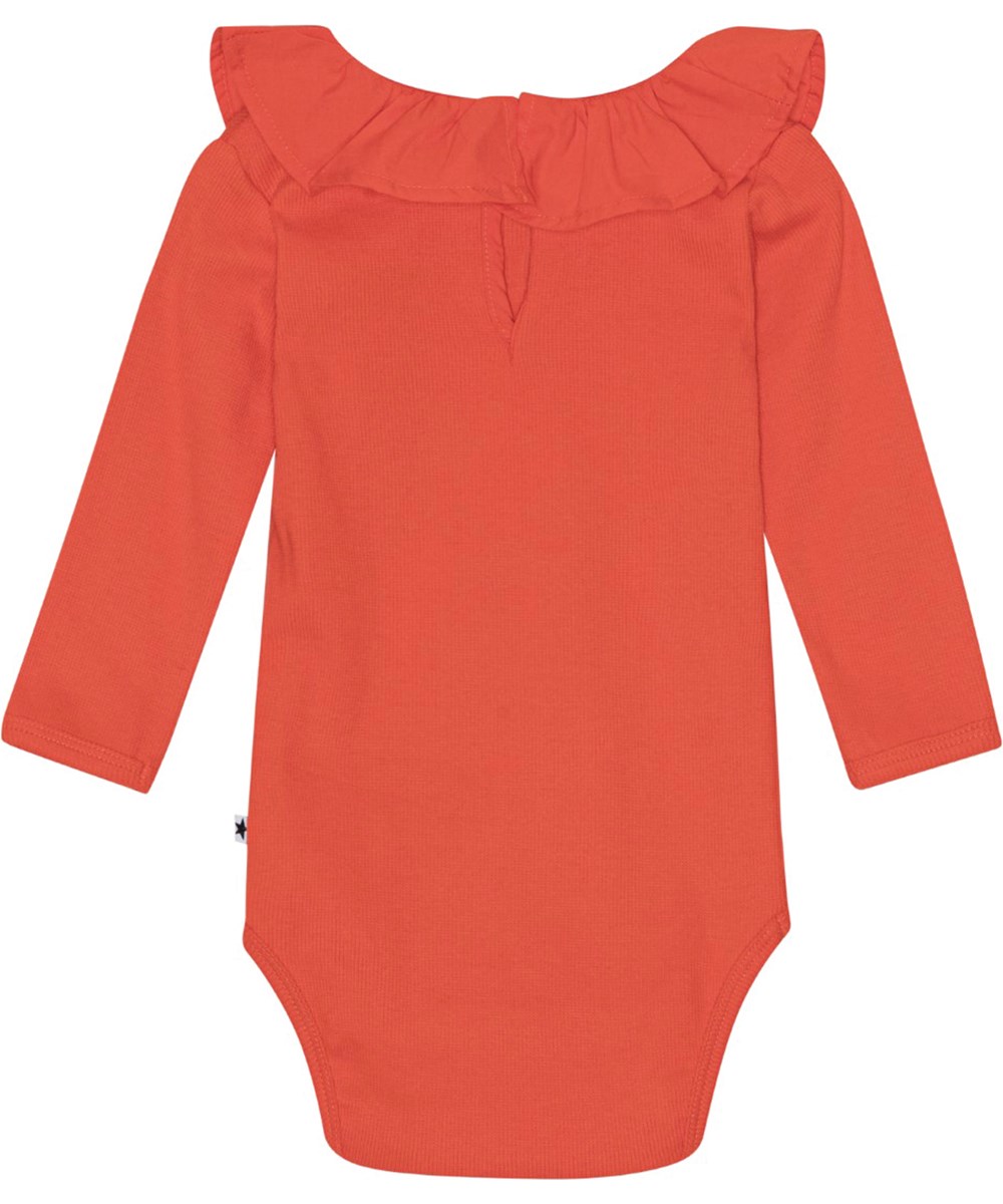 Faye - Red Clay - Roter Baby-Body mit langen Ärmeln, aus gerippter Öko-Baumwolle mit süßem Popeline-Kragen