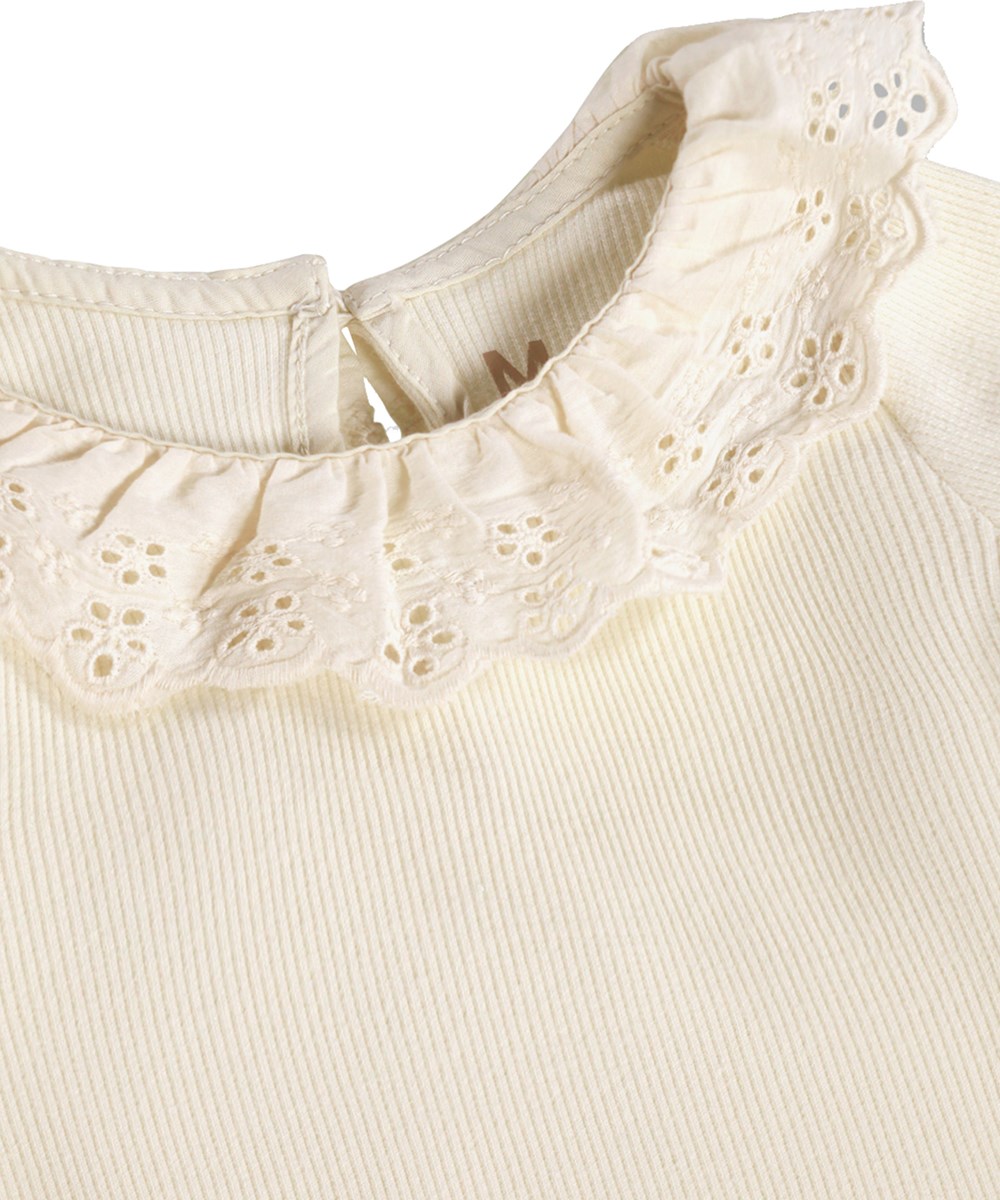 Faye - Summer Sand - Weißer, langärmeliger Body für die Kleinen aus Bio-Baumwollripp mit Rüschenkragen