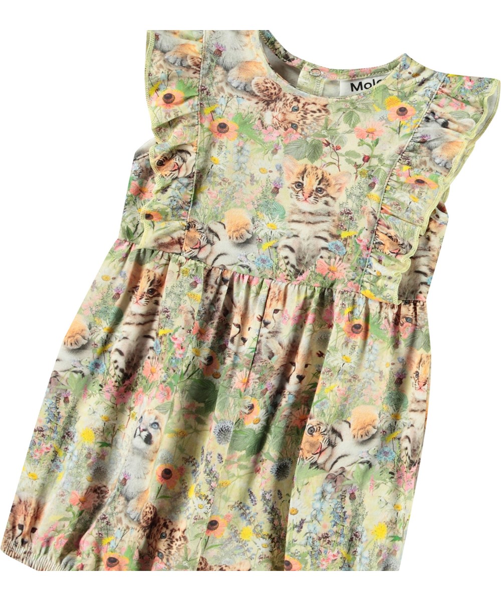 Felicia - Meadow Cubs - Jumpsuit mit kurzen Ärmeln und Rüschen aus Öko-Baumwolle für Babys. Es hat einen Druck von Tierjungen in einem Blumenbeet.