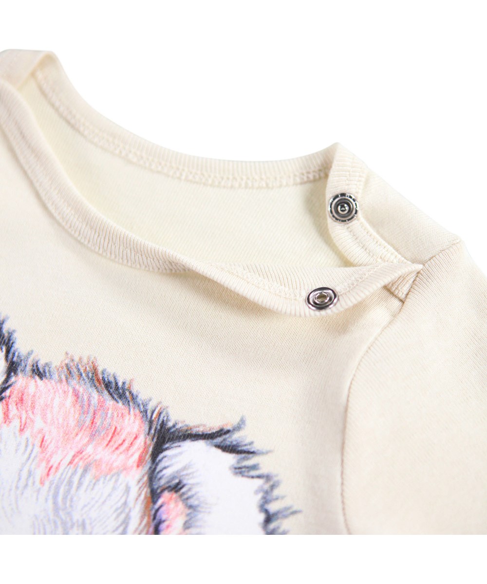 Foss - Sleepy Bear - Weißer Langarm-Body für die Kleinen aus Öko-Baumwolle mit einem niedlichen Bären-Print und dem Text 'Sleepy Bear.