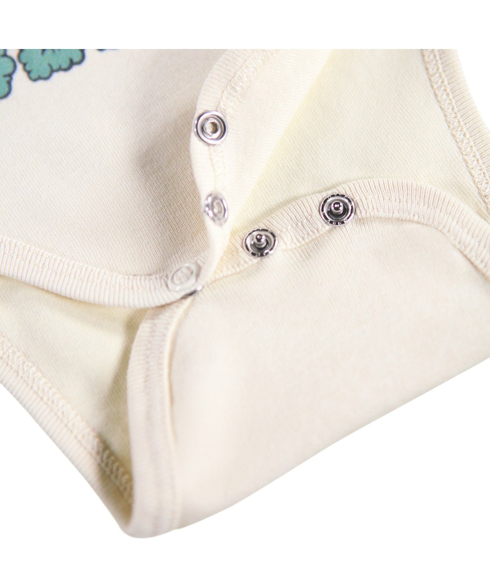 Foss - Sleepy Bear - Weißer Langarm-Body für die Kleinen aus Öko-Baumwolle mit einem niedlichen Bären-Print und dem Text 'Sleepy Bear.