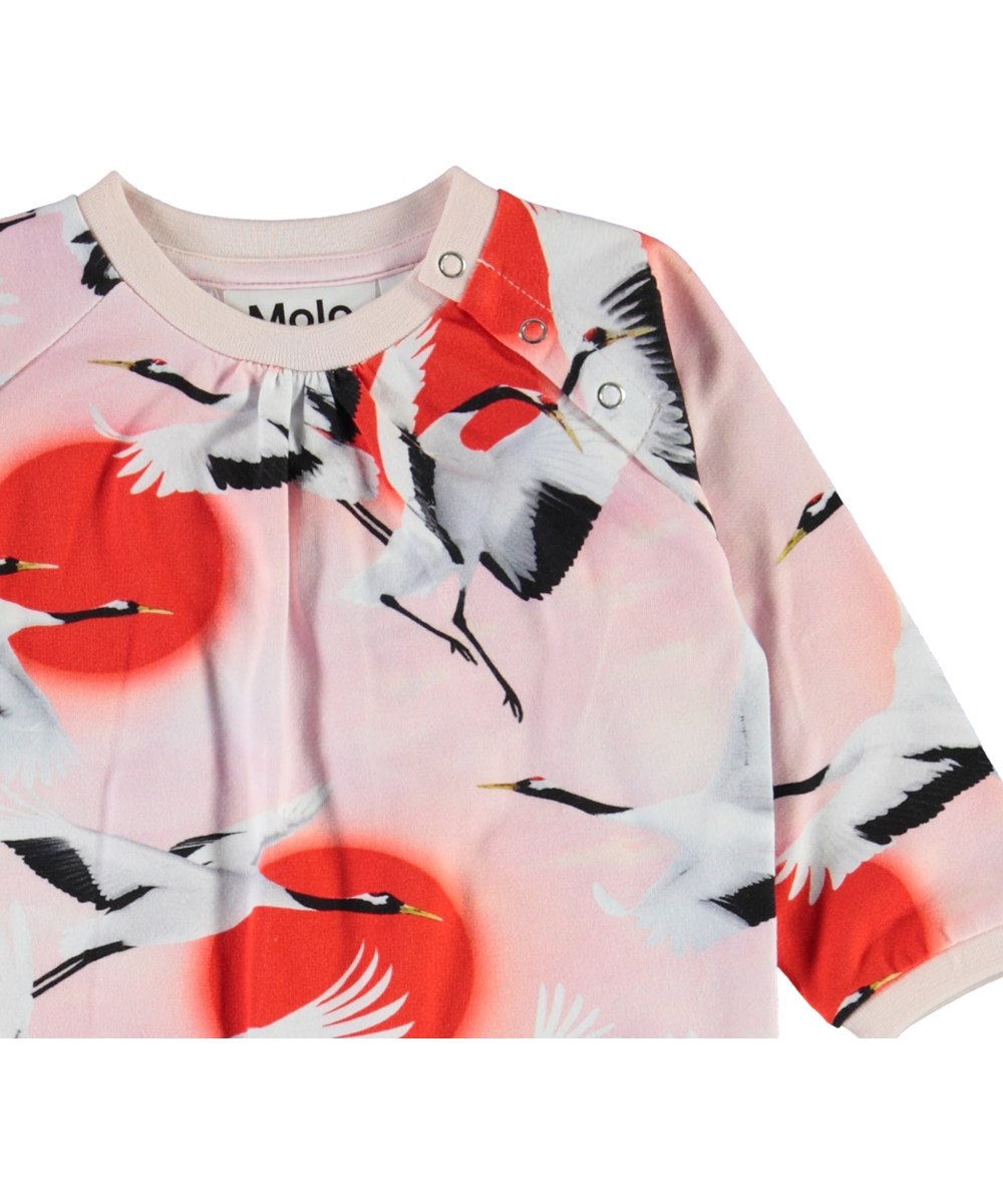 Francine - Sunrise Cranes - Öko-Babyanzug mit Vögeln