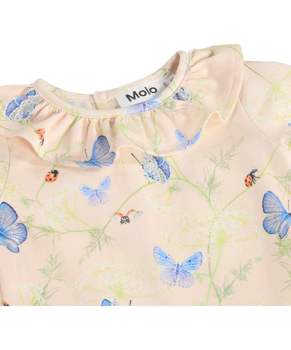 Freya - Butterflys Cloud - Rosa langärmliger Body für die Kleinen aus Bio-Baumwolle mit Rüschenkragen