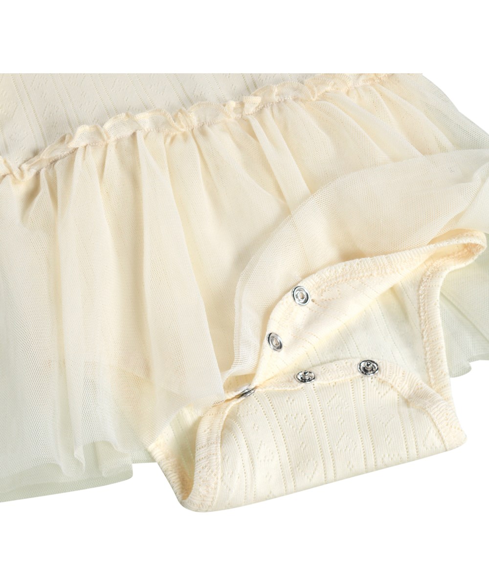 Frillo - Pearled Ivory - Weißer, langärmeliger Body für die Kleinen aus Baumwoll-Pointelle mit Rüschendetails und Rock.