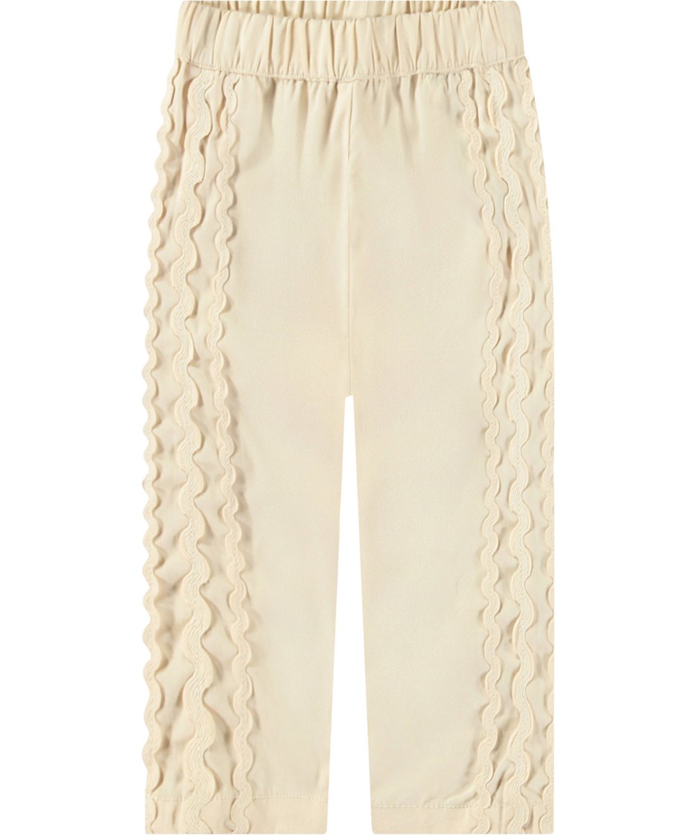 Sally - Brazilian Sand - Öko-Baumwoll-Sommerhosen für Babys. Sandfarben mit zarten Details.