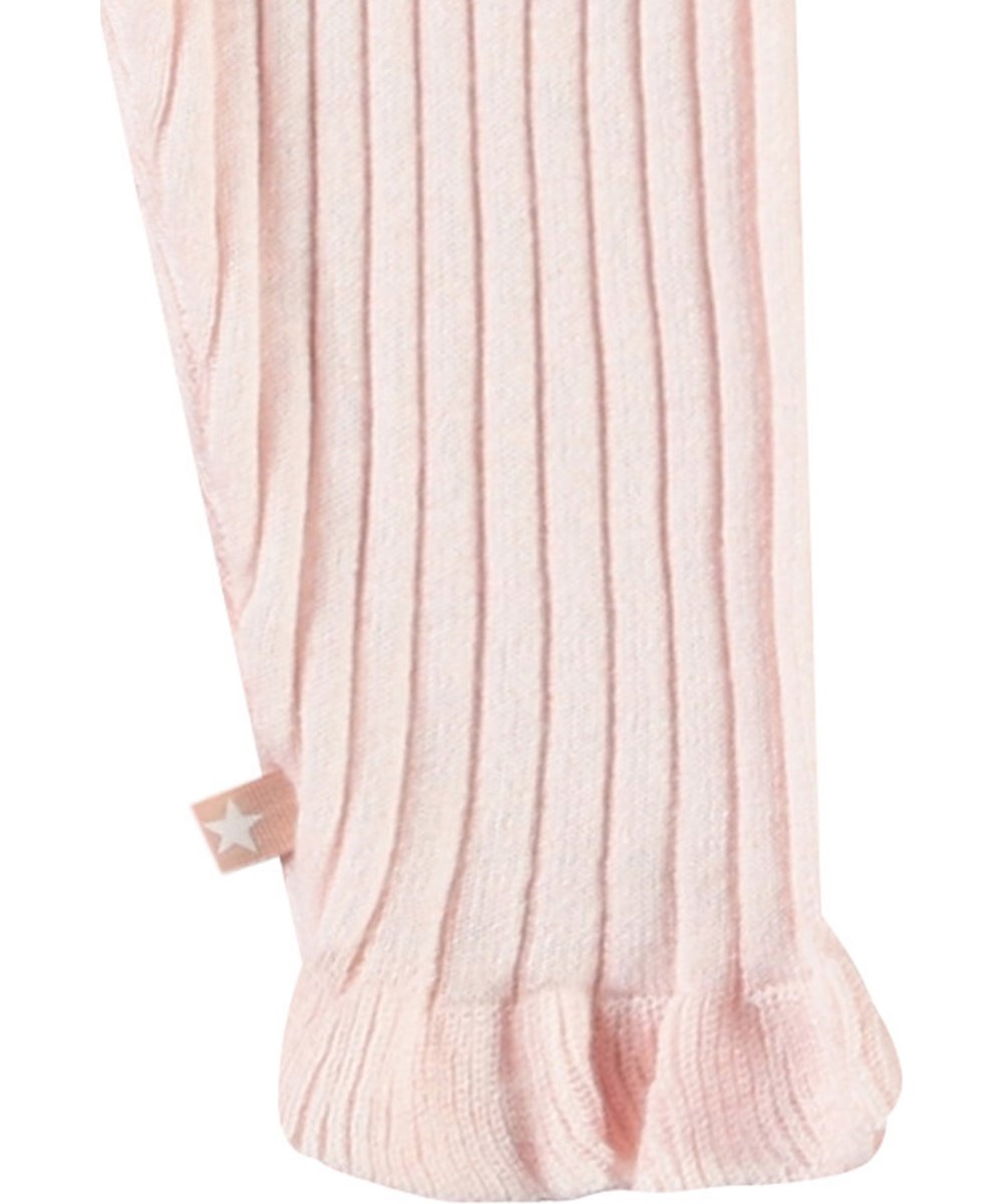 Sanne - Charlotte Pink - Rosa gestrickte Hosen mit zarten Rüschenkanten aus weichem Rippenstrick für Babys.