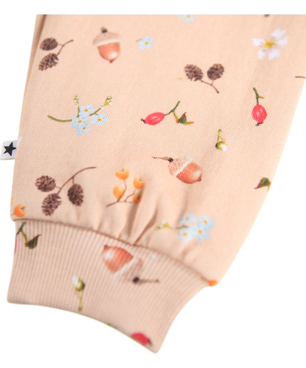 Simeon - Foraging Rose - Weiche rosa Hosen für die Kleinen aus Öko-Baumwolle mit einem Druck von Nüssen, Blumen und Beeren.