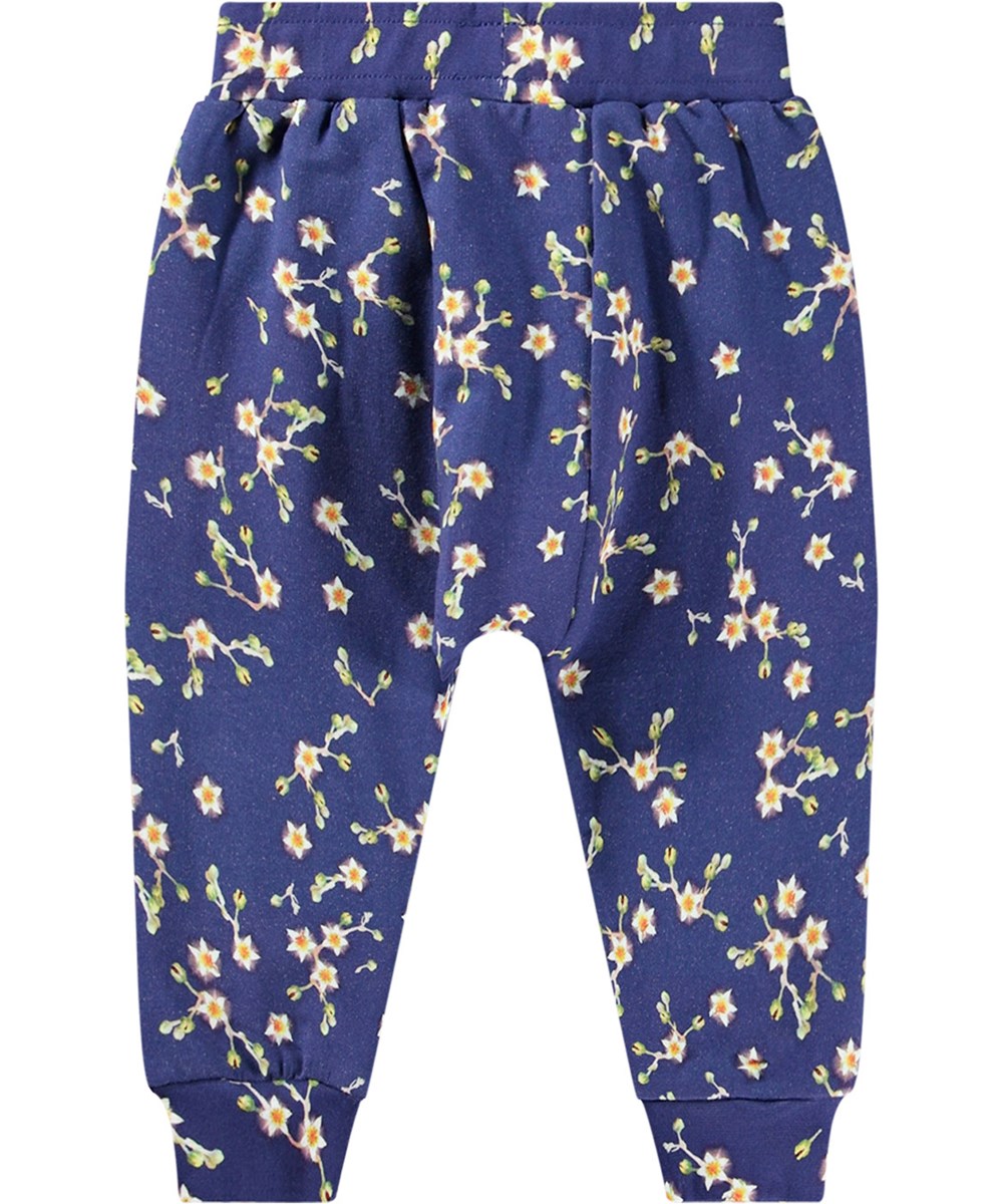 Sona - Sky Flowers - Dunkelblaue Hose mit einem allover Sternenblumenmuster aus weichem Öko-Baumwolljersey.