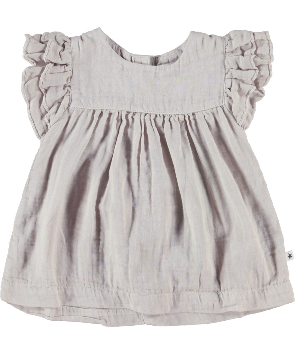 Cachea - Soft Sand - Hellgraues Babykleid aus Baumwoll-Musselin mit Rüschenärmeln