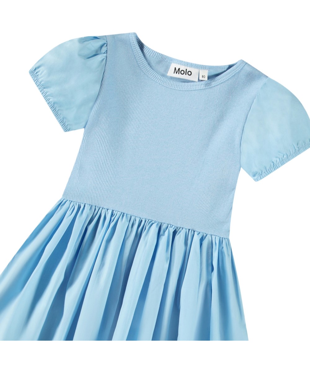Caitlin - Day Sky - Hellblaues Popelinekleid aus Öko-Baumwolle für Babys.