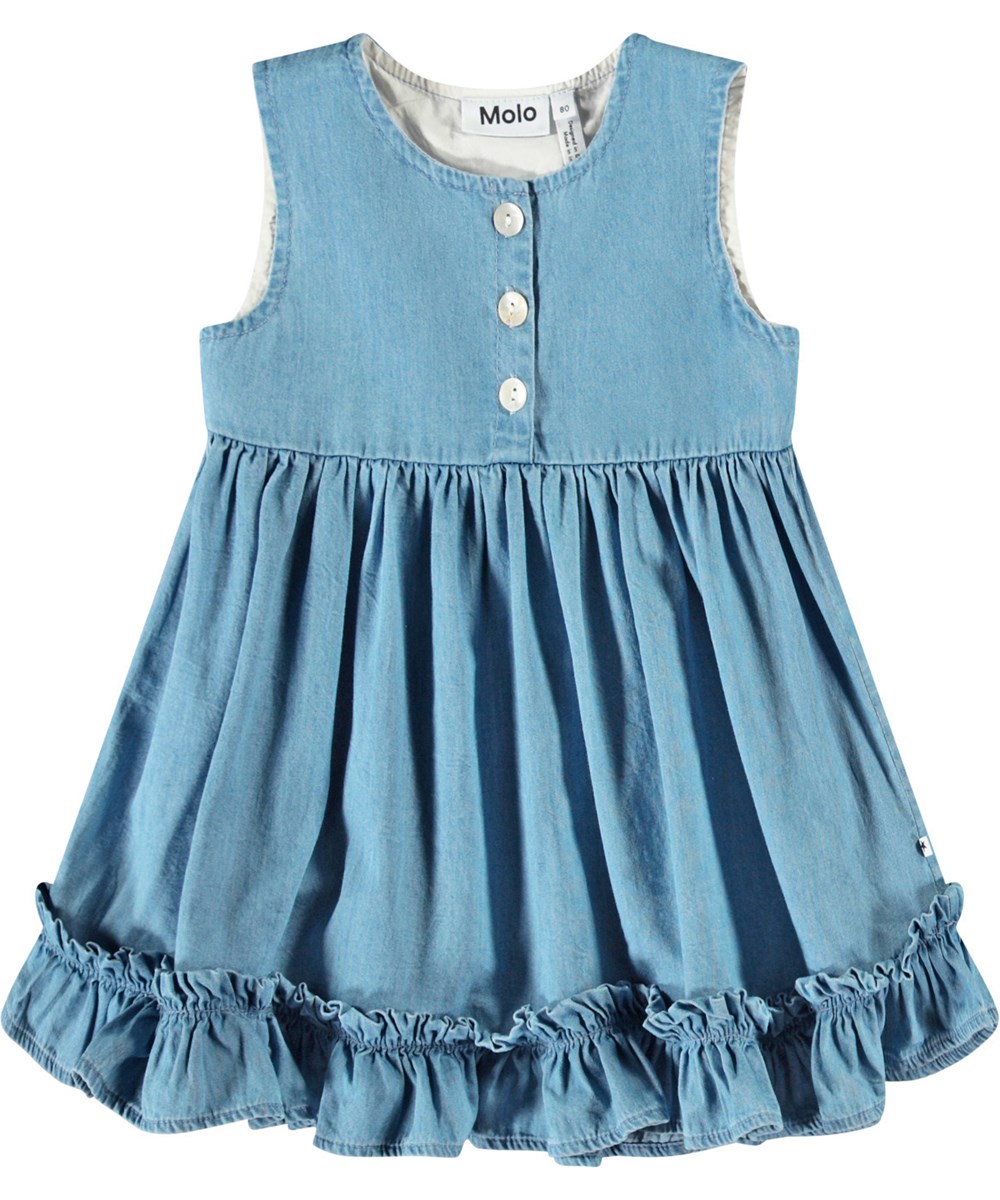 Calvina - Sky Indigo - Hübsches Kleid aus Öko-Baumwolle für ein Baby. Das Kleid ist aus Chambray-Baumwolle mit Rüschen-Details gefertigt.