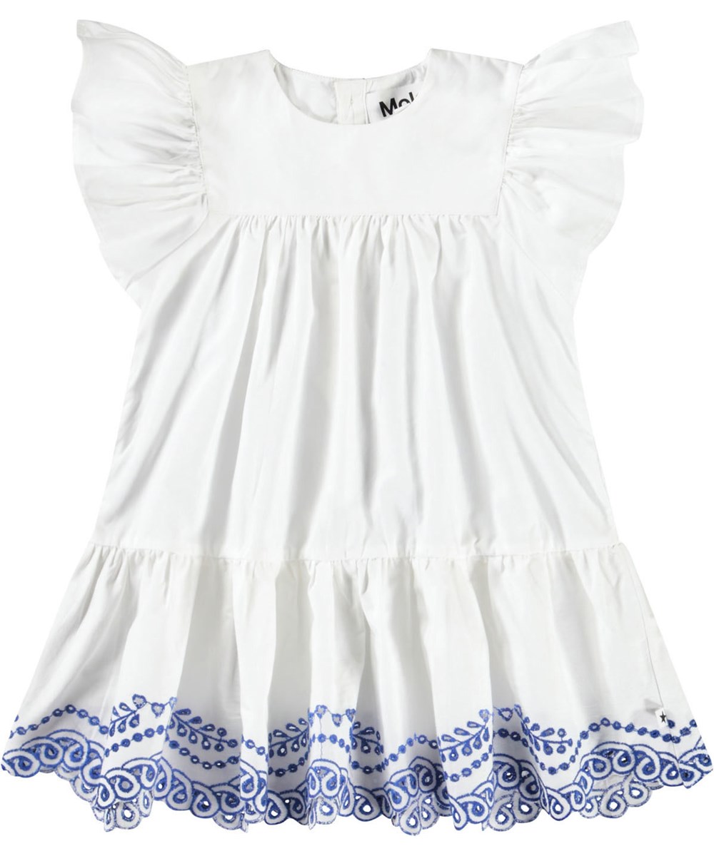 Cammas - Crisp White - Kleid für Baby aus Öko-Baumwolle mit Rüschen-Details und Broderie Anglaise. Das Kleid ist weiß mit blauen Details.