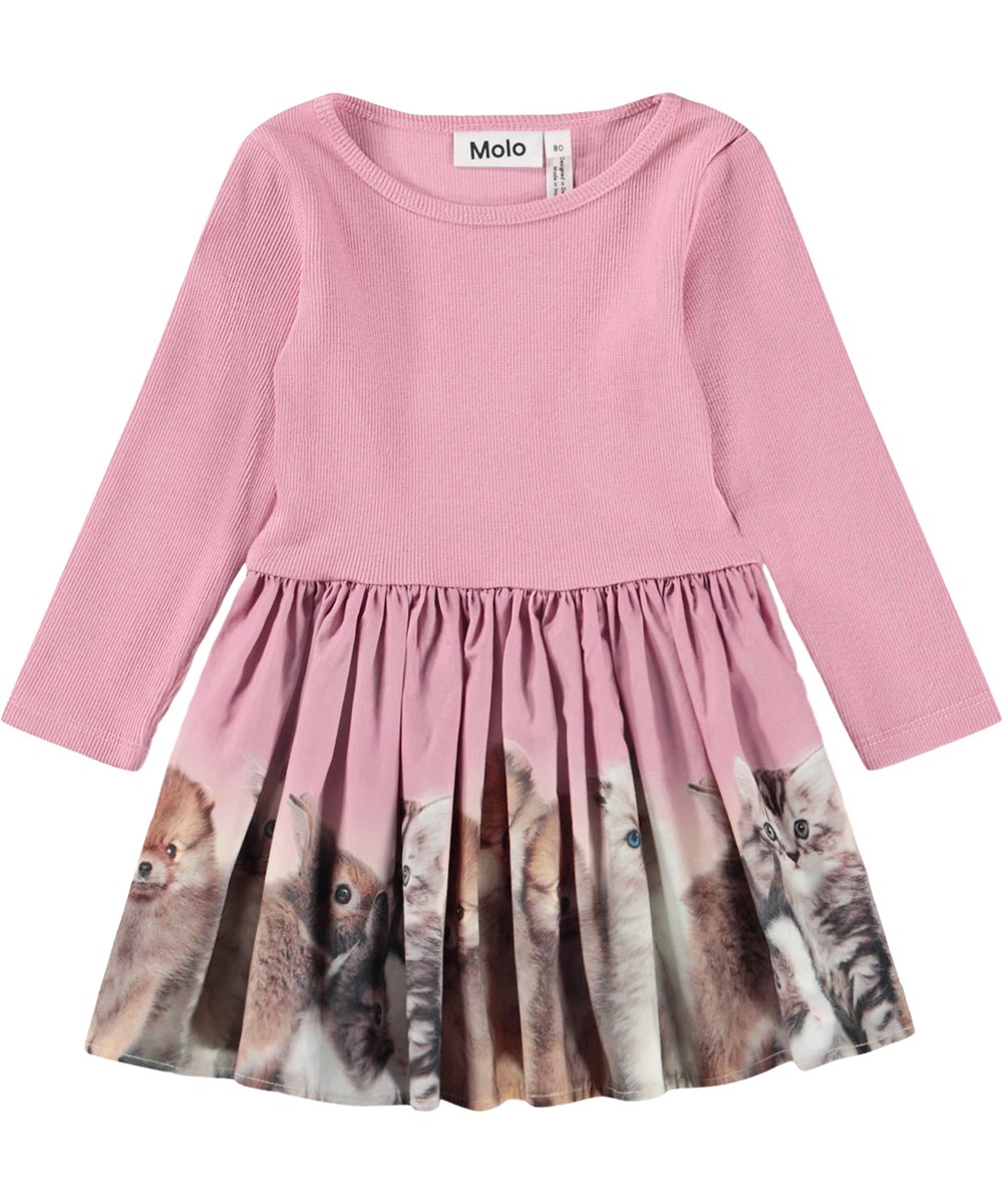 Candi - Fluffiness - Langärmeliges Kleid für die Kleinen aus Öko-Baumwolle. Das Kleid ist dunkelrosa mit einem Tierdruck.