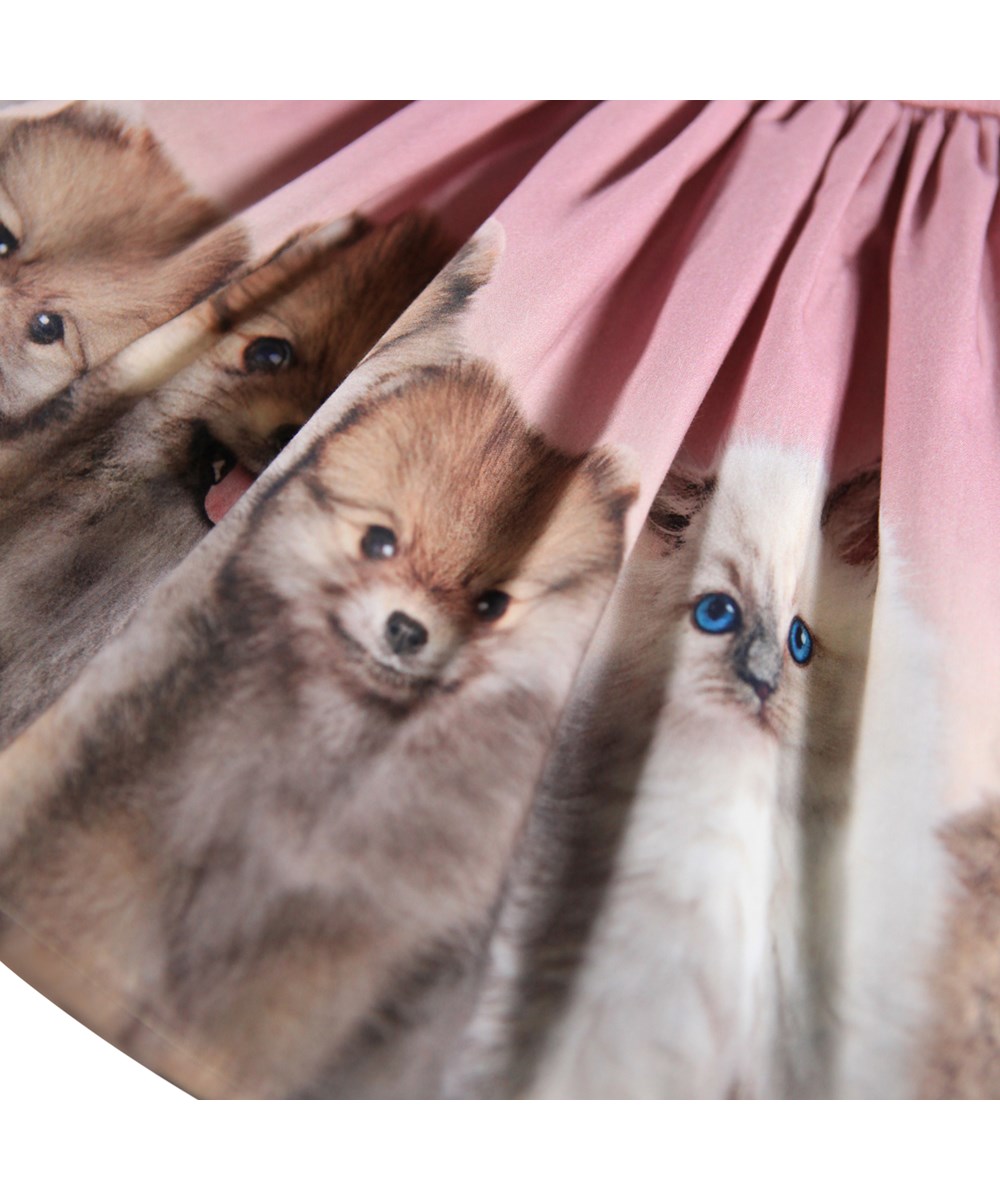 Candi - Fluffiness - Langärmeliges Kleid für die Kleinen aus Öko-Baumwolle. Das Kleid ist dunkelrosa mit einem Tierdruck.