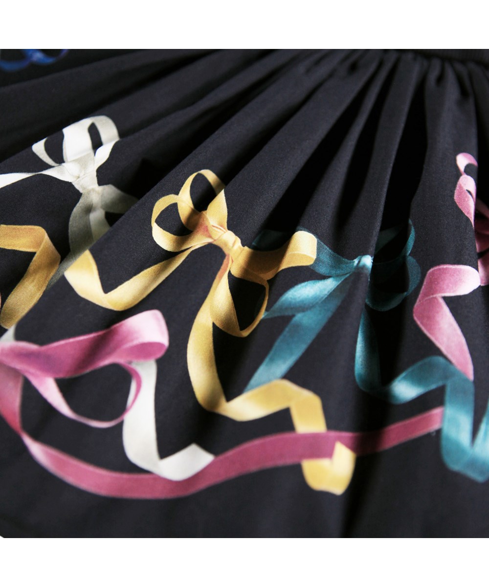 Candi - Silk Ribbons - Langärmeliges Kleid für die Kleinen aus Öko-Baumwolle. Das Kleid ist schwarz mit schönen bunten Bändern.