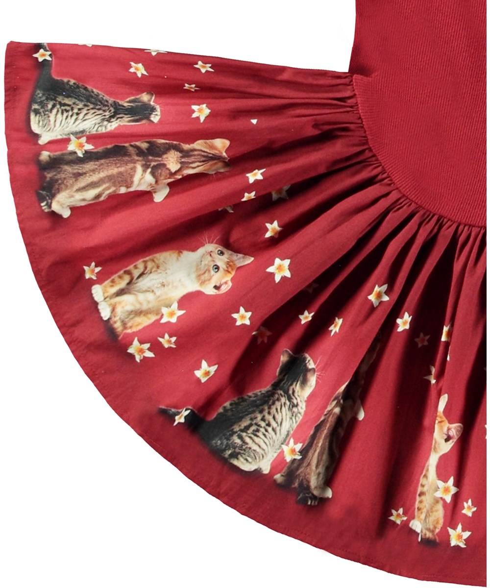 Candi - Velvety Kittens - Rotes langärmeliges Kleid aus Öko-Baumwolle mit verspieltem Kätzchenmuster.