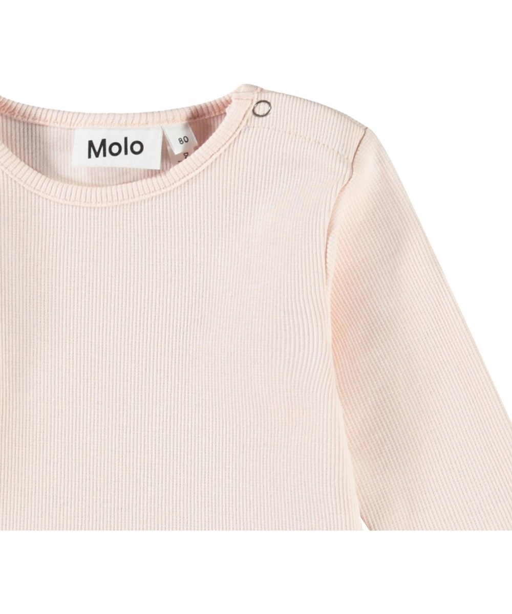 Carel - Bunnies United - Langärmeliges Kleid für Babys aus Öko-Baumwolle. Rosa mit einem Aufdruck von Hasen und Löwenzahn.