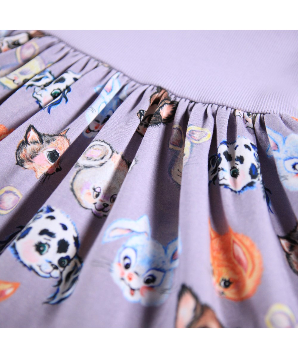 Carel - Itty Bitty - Hellviolett langärmeliges Kleid für die Kleinen aus Öko-Baumwolle mit einem Aufdruck von gezeichneten Tieren.