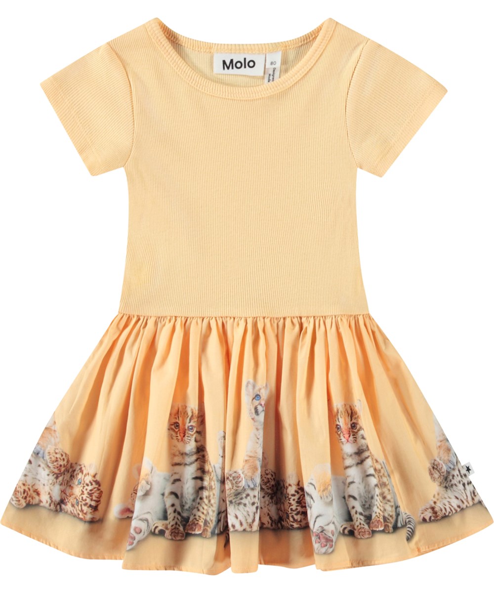 Carin - Cubs United - Kleid für Baby aus Öko-Baumwolle. Das Kleid ist hellorange mit einem Aufdruck von Tierjungen.
