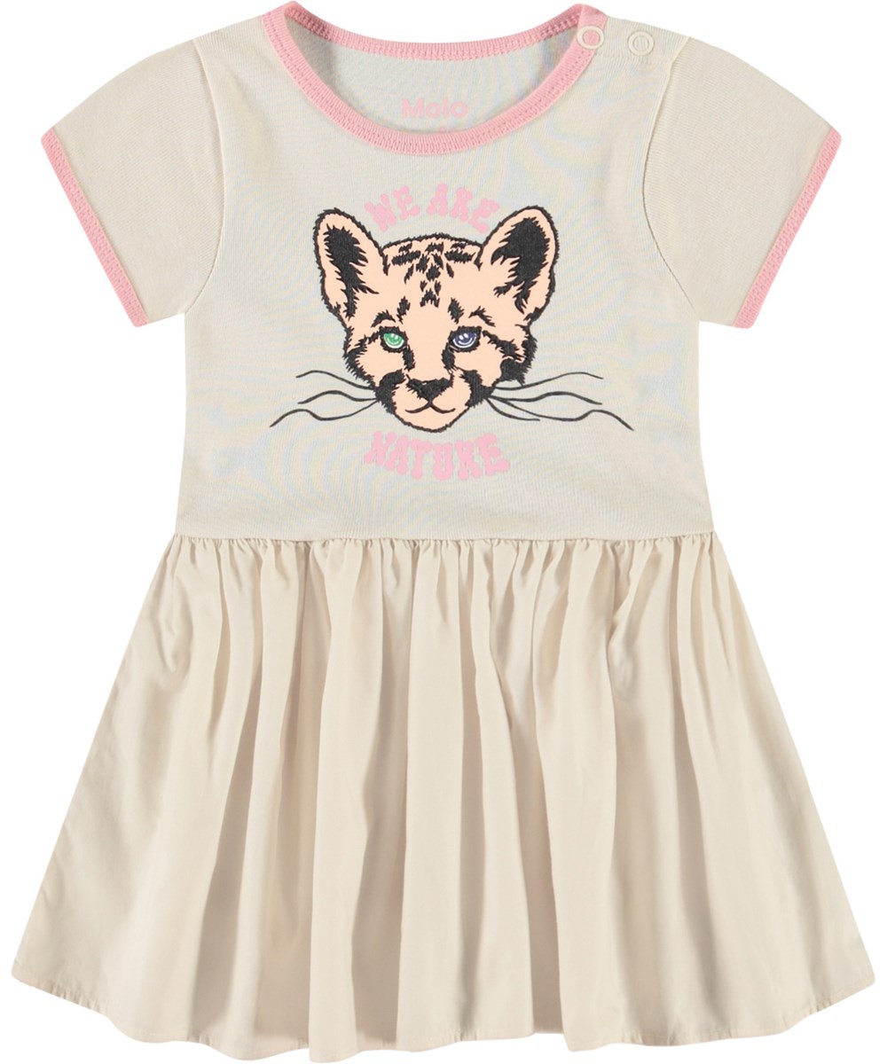 Carinelly - We Love Nature - Kleid für Baby aus Öko-Baumwolle. Das Kleid ist beige mit leichten rosa Details und einem Aufdruck von Babytieren.