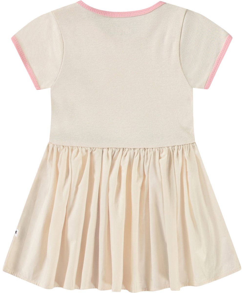 Carinelly - We Love Nature - Kleid für Baby aus Öko-Baumwolle. Das Kleid ist beige mit leichten rosa Details und einem Aufdruck von Babytieren.