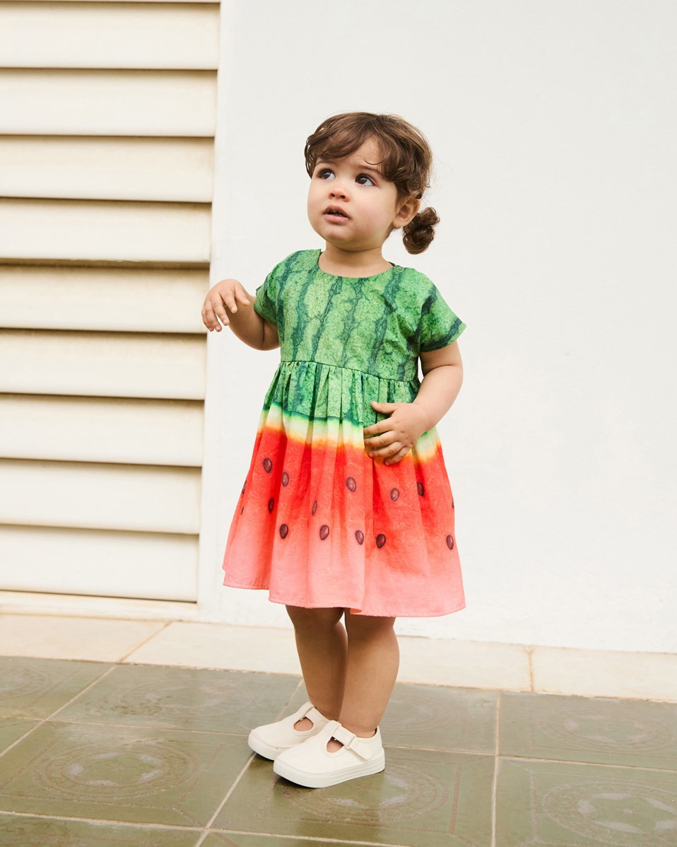 Channi - Melancia - Popelinekleid mit gutem Volumen aus Öko-Baumwolle für Babys. Das Kleid ist mit einem Wassermelonenmuster versehen.