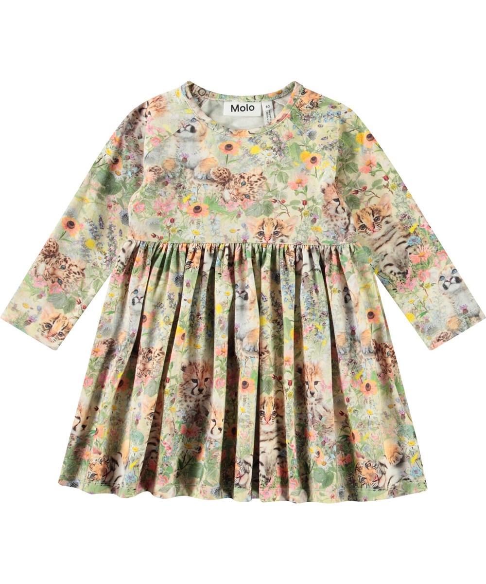 Charmaine - Meadow Cubs - Langärmeliges Kleid für Babys aus Öko-Baumwolle. Das Kleid zeigt einen Druck von Tierbabys in einem Blumenbeet.